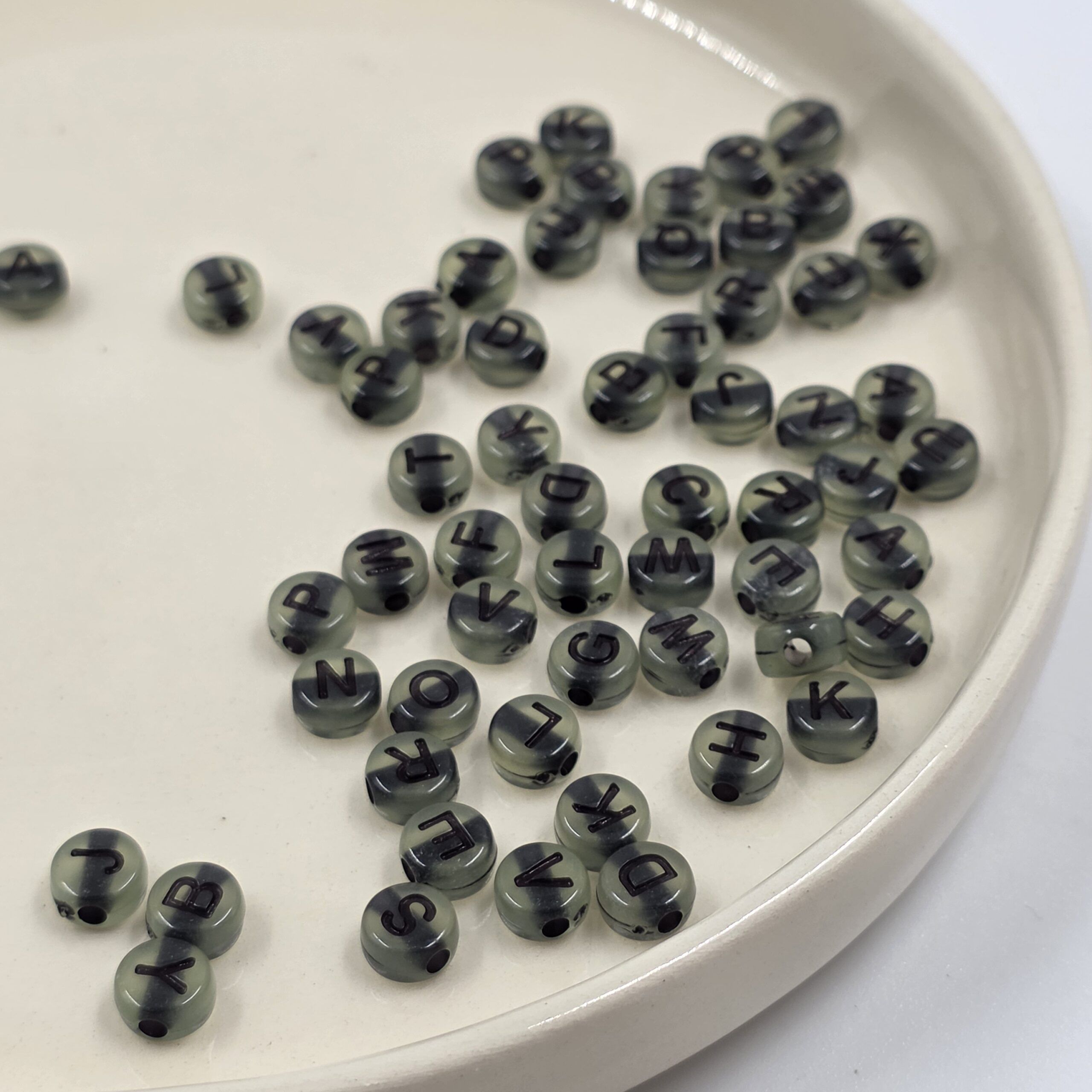 2025/02/1000598186-scaled.jpg CUENTA PLÁSTICA PLANA ABECEDARIO. LUMINOSAS 7MM.
X 500 GRS. - Imagen 1