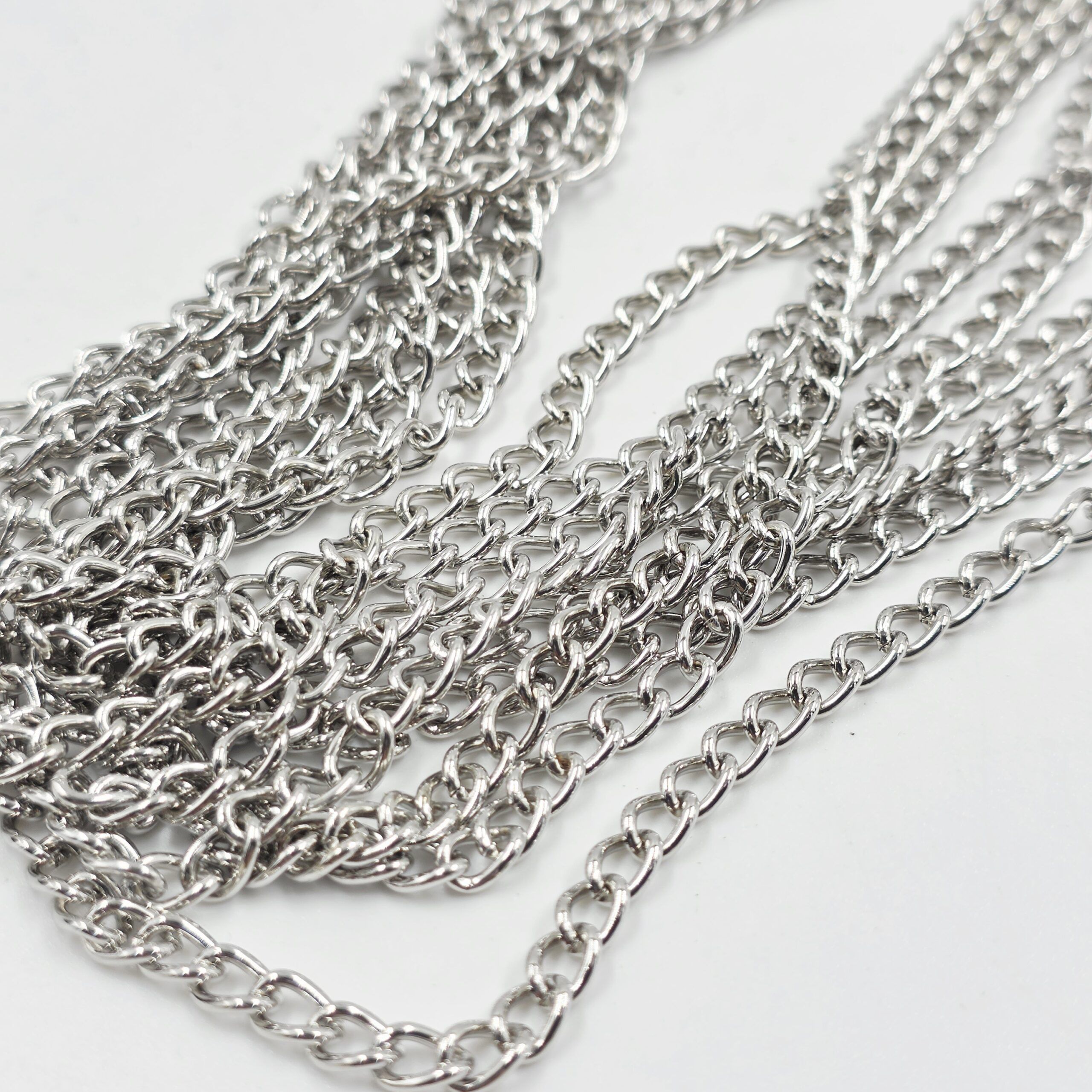 2025/02/1000601349-scaled.jpg CADENA ALAMBRE NIQUEL 1,2MM ESLABON 7 X 5MM APROX
X 100 MTS. - Imagen 1