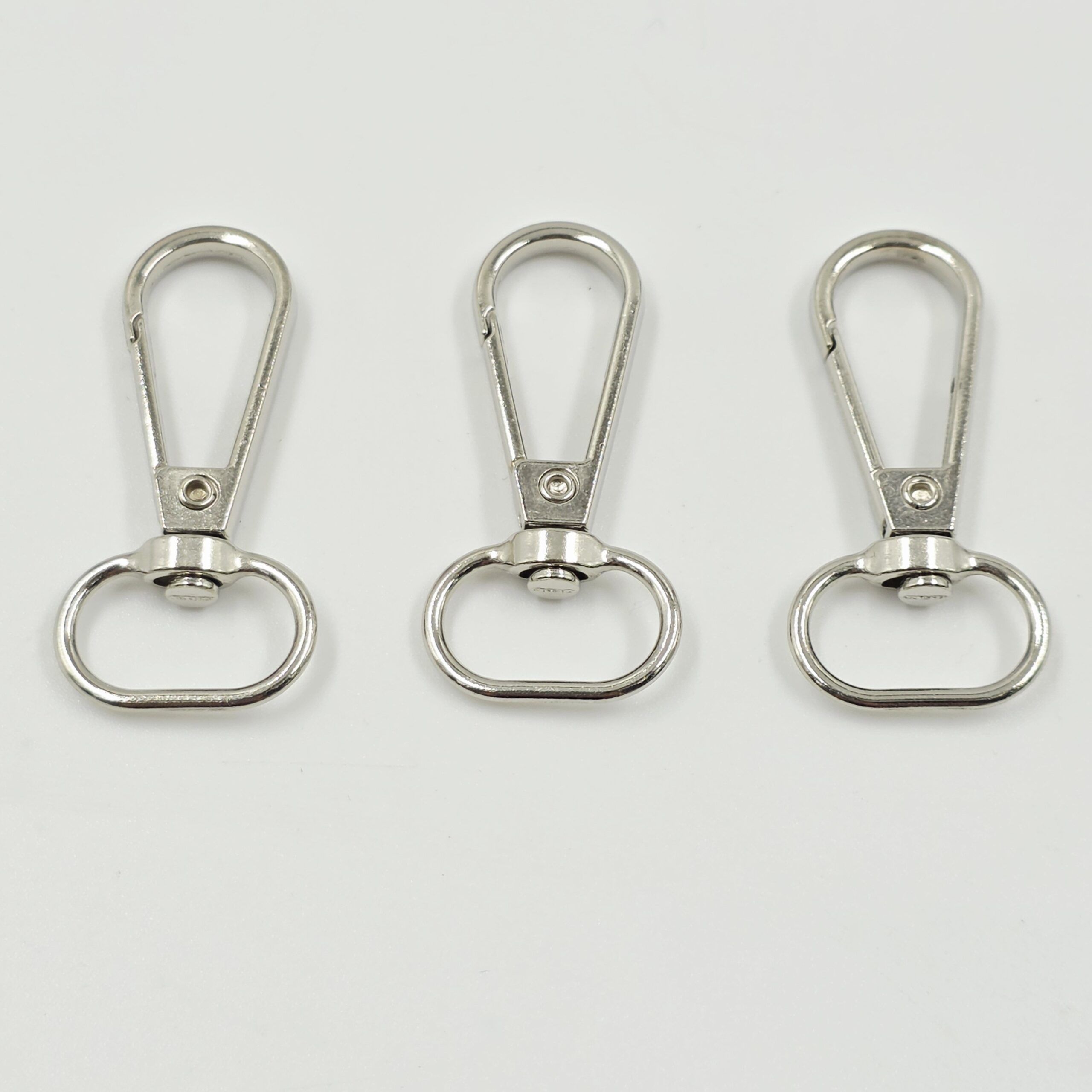 2025/02/1000605899-scaled.jpg MOSQUETÓN NÍQUEL 20*42 MM X 100 UNIDADES. - Imagen 1