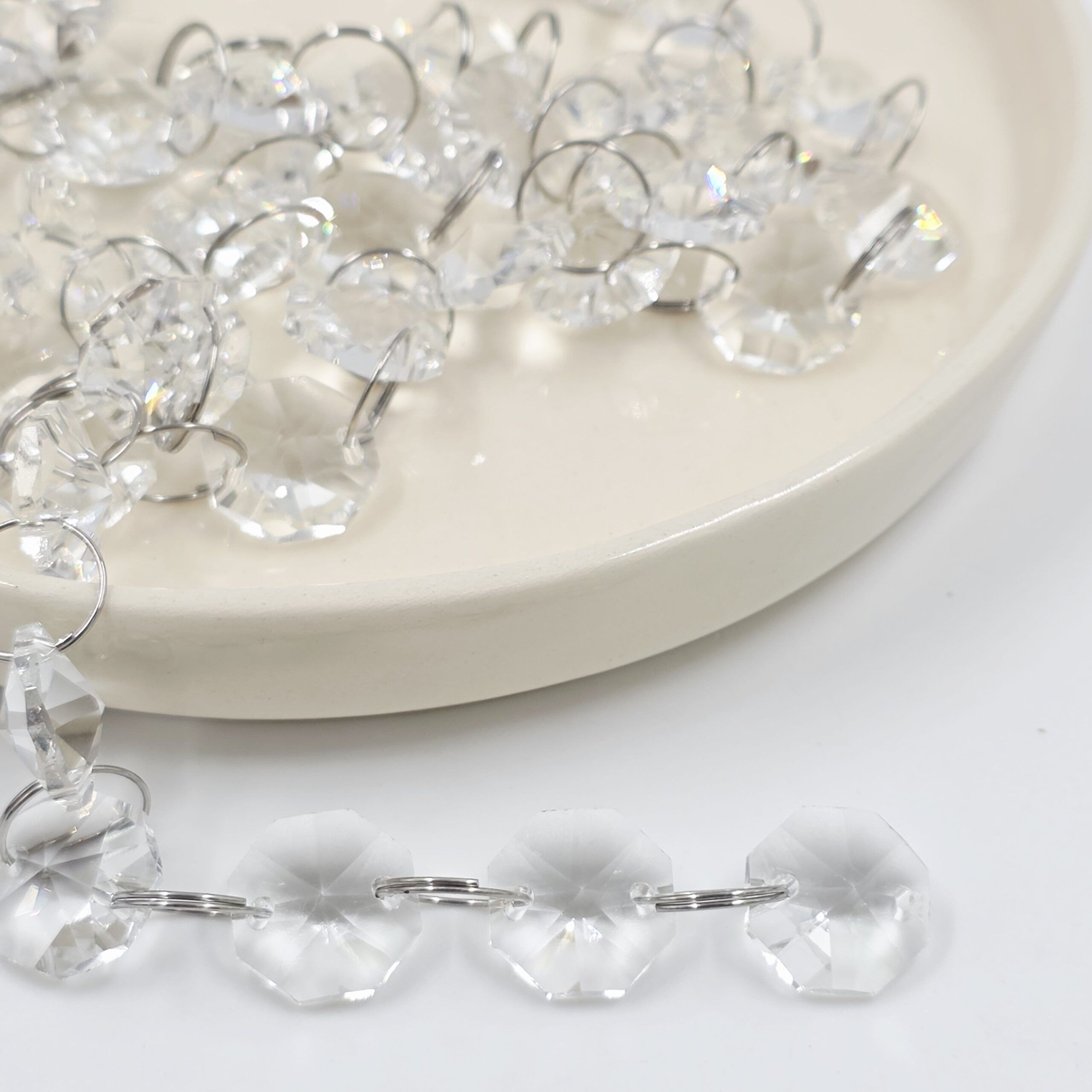 2025/02/1000607542-1-scaled.jpg TIRA BOTÓN OCTOGONAL VIDRIO TRANSPARENTE X 1 METRO.
X 50 TIRAS. - Imagen 1