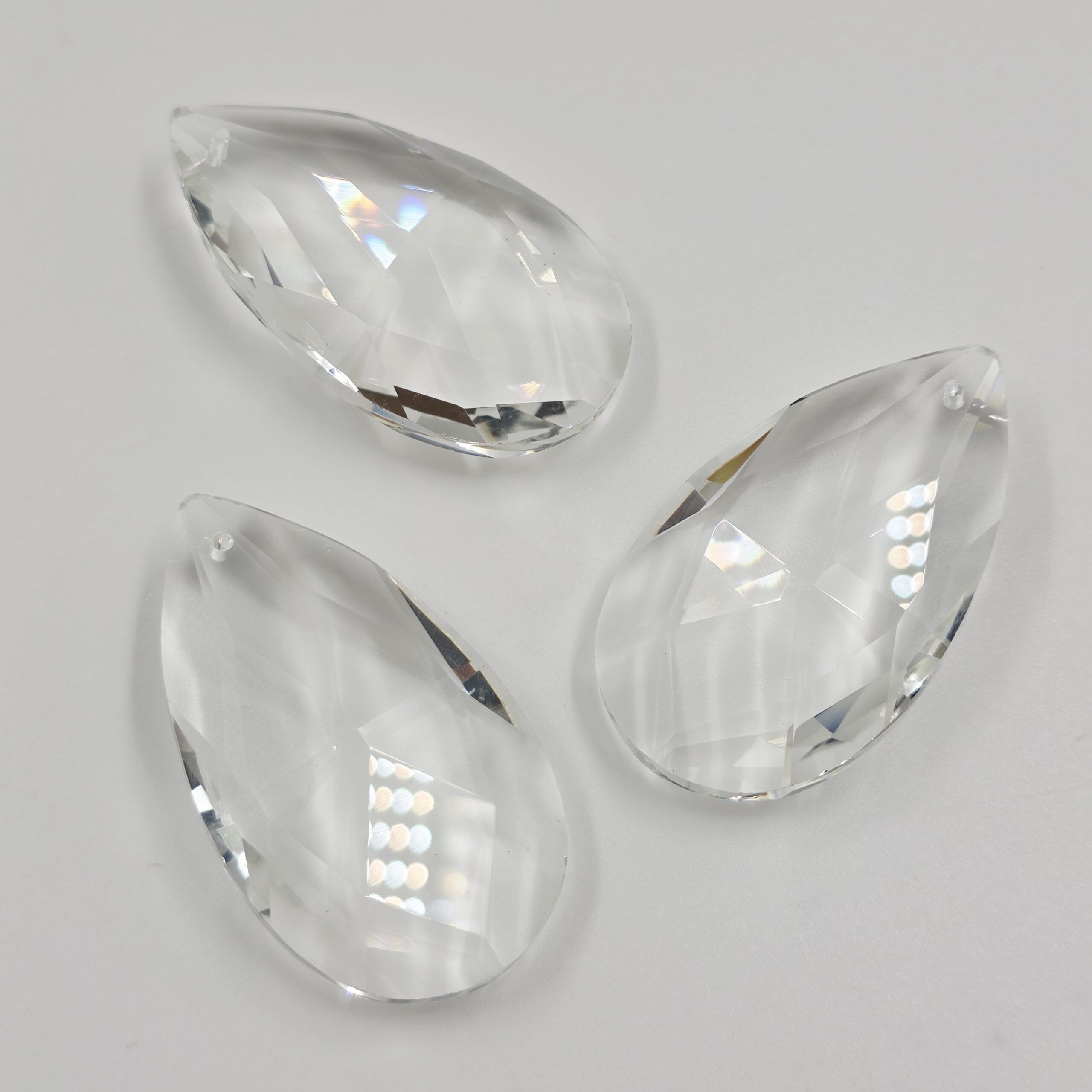 2025/02/1000607594-1-scaled.jpg COLGANTE ALMENDRA VIDRIO TRANSPARENTE 75MM. PACK X 6 UNIDADES.(MA 15-31) - Imagen 1