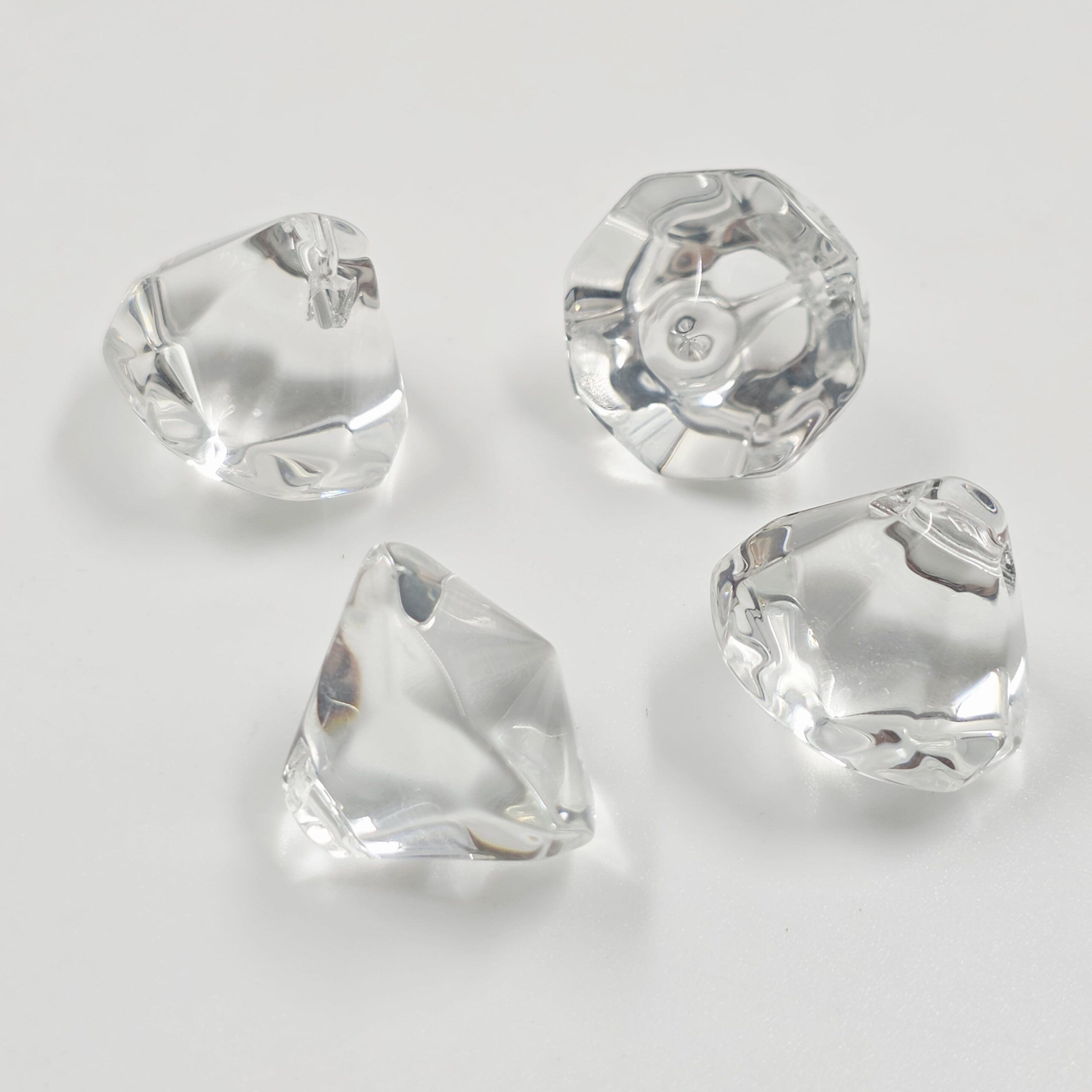 2025/02/1000607643-scaled.jpg COLGANTE PRISMA VIDRIO TRANSPARENTE 20MM. X 6 UNIDADES. - Imagen 1