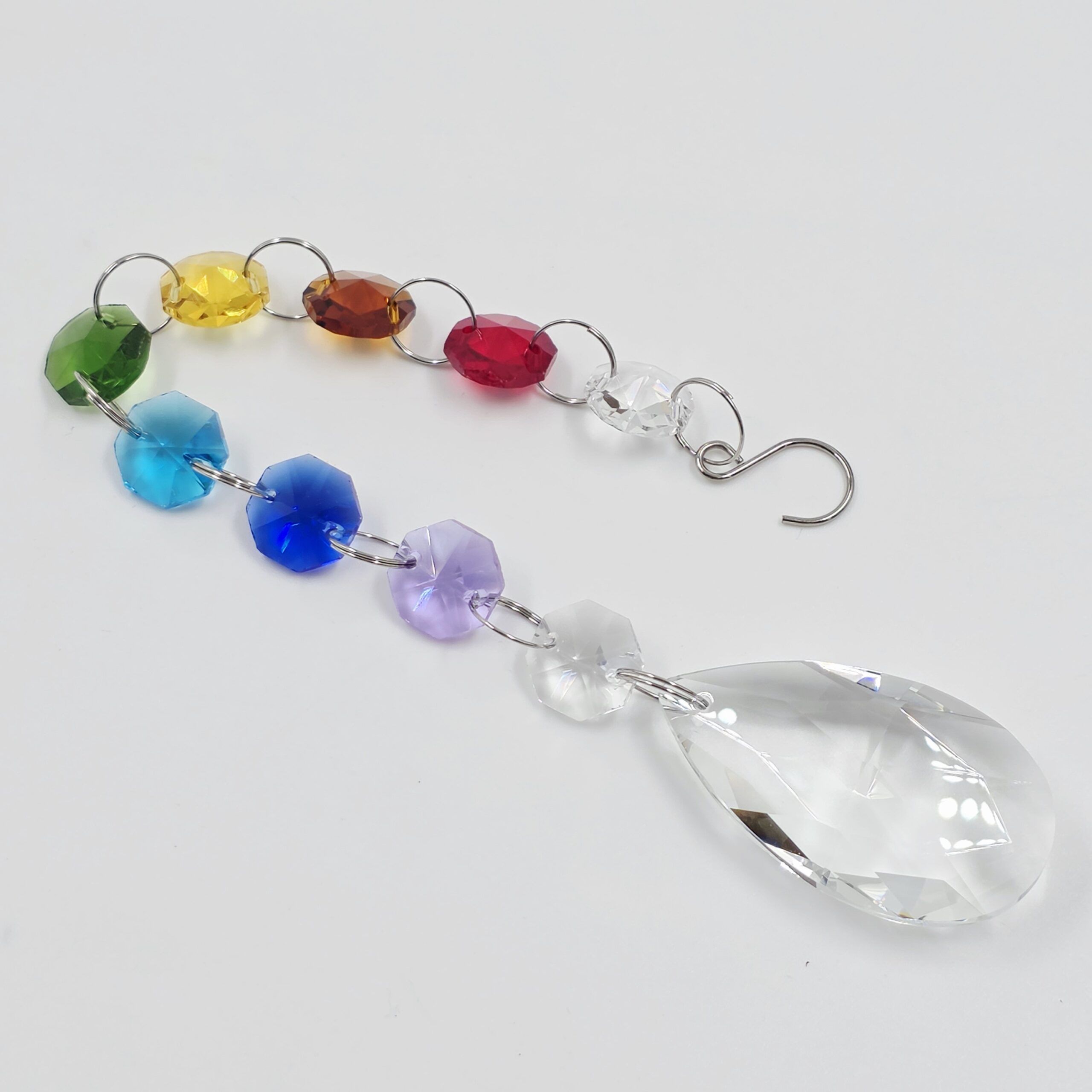 2025/02/1000607666-scaled.jpg TIRA BOTÓN CRISTAL 7 CHAKRAS CON GANCHO.
X UNA UNIDAD. - Imagen 1