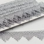 PASAMANERIA PLATEADA 3.5 CM DE ANCHO.
X 10 YARDAS