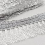 PASAMANERIA PLATEADA 6.5 CM DE ANCHO CON FLECOS.
X 10 YARDAS - Imagen 2