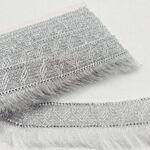 PASAMANERIA PLATEADA 6.5 CM DE ANCHO CON FLECOS
X 10 YARDAS.