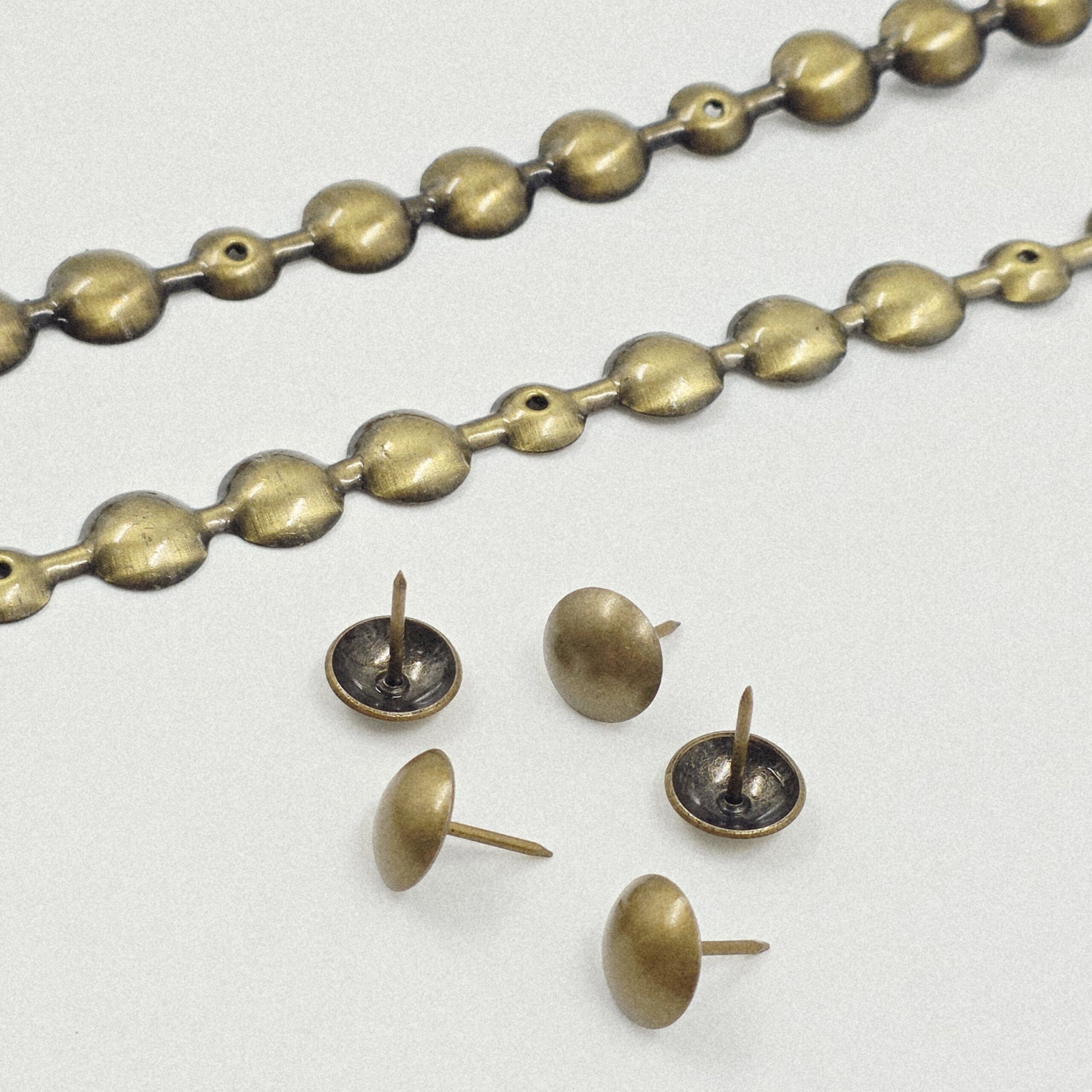 2025/02/1000632256-scaled.jpg TIRA DE TACHAS BRONCE 16MM X 1 METRO CADA TIRA.PACK X 200 MTS MAS TACHAS PARA COLOCACIÓN. - Imagen 1