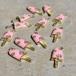 COLGANTE HELADO CON CORAZON STRAS GOLD ROSA 12 UNIDADES (20x8.5x3.5mm APROX.).