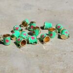 COLGANTE METAL B/GOLD TAZA CORAZON VERDE x 12 UNIDADES(14X17mm APROX.).