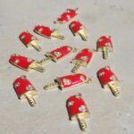 COLGANTE HELADO CON CORAZON STRAS GOLD ROJO 12 UNIDADES (20x8.5x3.5mm APROX.).