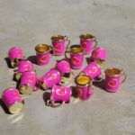 COLGANTE METAL B/GOLD TAZA CORAZON FUCSIA 12 UNIDADES (14X17mm APROX.).