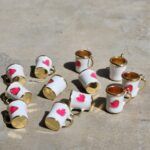 COLGANTE METAL B/GOLD TAZA CORAZON BLANCO x 12 UNIDADES (14X17mm APROX.).