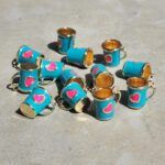 COLGANTE METAL B/GOLD TAZA CORAZON TURQUESA 12 UNIDADES (14X17mm APROX.).