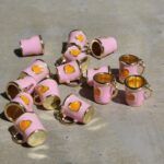 COLGANTE METAL B/GOLD TAZA CORAZON ROSA 12 UNIDADES (14X17mm APROX.).