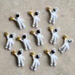 COLGANTE ASTRONAUTA BLANCO SILVER ESTRELLA GOLD  x 12 UNIDADES