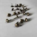 1 PAQUETE DE TACHAS BRONCE VIEJO 11MM X 500 UNIDADES.