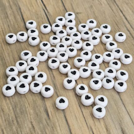 CUENTA PLÁSTICA PLANA BLANCA/CORAZÓN NEGRO 7MM X 500 GRS. (21-3)