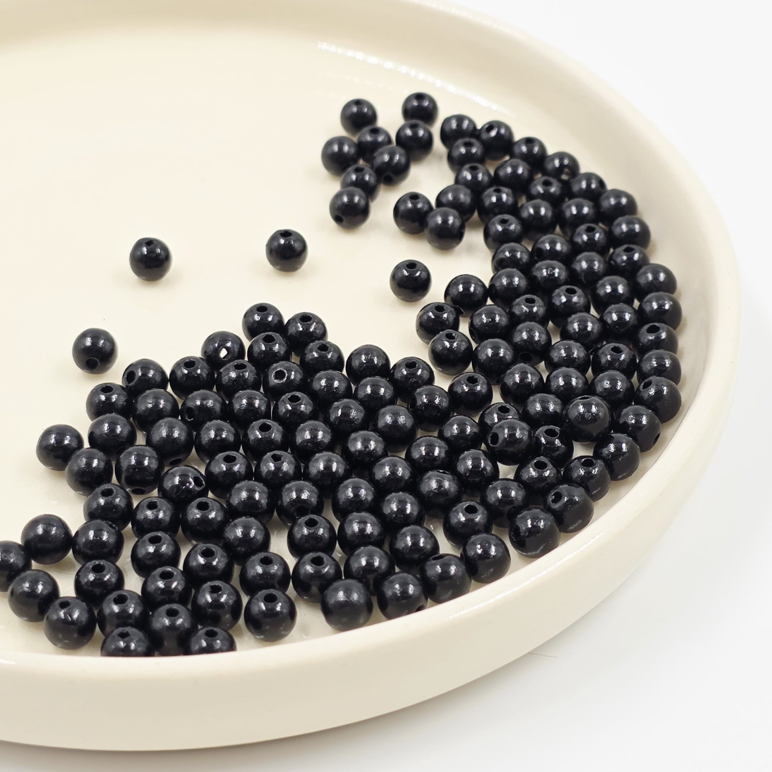 2025/05/1000594356-2-scaled.jpg BOLSA PERLAS PLÁSTICAS NEGRO 4MM X 500 GRS. - Imagen 1