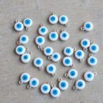 COLGANTE OJO TURCO ESMALTADO BLANCO SILVER x 12 UNIDADES (8mm APROX.).