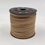 ROLLO GAMUZA CAMEL 
 2.5 MM X 100 YARDAS. 
(13-1-1 A110)