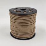 ROLLO GAMUZA CAMEL CLARO
 2.5 MM X 100 YARDAS. 
(13-1-1 A030)