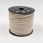 ROLLO GAMUZA ARENA CLARO
2.5 MM X 100 YARDAS. 
(13-1-1 A032)