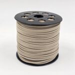 ROLLO GAMUZA ARENA OSCURO
2.5 MM X 100 YARDAS. (13-1-1 A029)