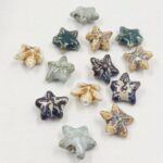 DIJE DE CERAMICA ESTRELLA DE MAR 18*18MM.
X 15 UNIDADES SURTIDAS.
EMA 10-12 - Imagen 2