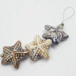 DIJE DE CERAMICA ESTRELLA DE MAR 34MM.
X TIRA 3 UNIDADES SURTIDAS.
EMA 10-15