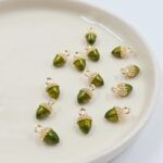 DIJE BELLOTA VERDE MUSGO DE METAL 8*15MM X UNIDAD (EMC 21-7)