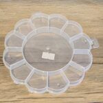 CAJA PLASTICA FLOR 13 DIVISIONES X 5 UNIDADES.(EMA 32-7)