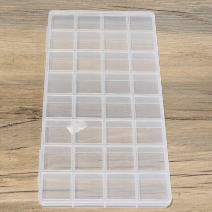 CAJA PLASTICA 32 DIVISIONES 26*13 CM X UNIDAD. 
(32-11)