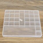 CAJA PLASTICA 28 DIVISIONES 19.5*22.5 CM X UNIDAD. (EMA 32-10)