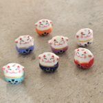 DIJE DE CERAMICA GATITO 14MM X 16 UNIDADES EN TIRA SURTIDAS.(EMA 10-2)