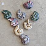 DIJE DE CERAMICA CARACOL 36*30MM X 4 UNIDADES EN TIRA SURTIDAS.(EMA 10-14)