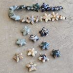 DIJE DE CERAMICA ESTRELLA DE MAR 18*18MM X 15 UNIDADES EN TIRA SURTIDAS.(EMA 10-12)