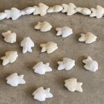 DIJE DE CERAMICA PEZ 16MM X 12 UNIDADES EN TIRA SURTIDAS.(EMA 10-9)