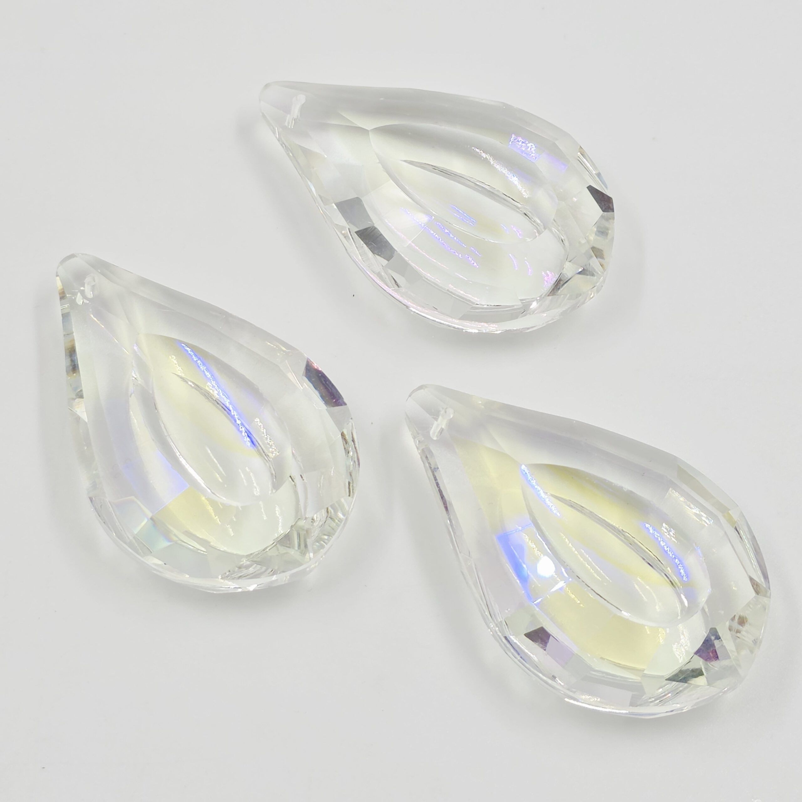 2025/11/1000607579-2-scaled.jpg COLGANTE CRISTAL ALMENDRA BOREAL 7 COLORES 63MM.X 6 UNIDADES. - Imagen 1