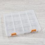 CAJA PLASTICA TRANSPARENTE 12 DIVISORIOS 16 x 20 x3 CM ( EMC 9-8)