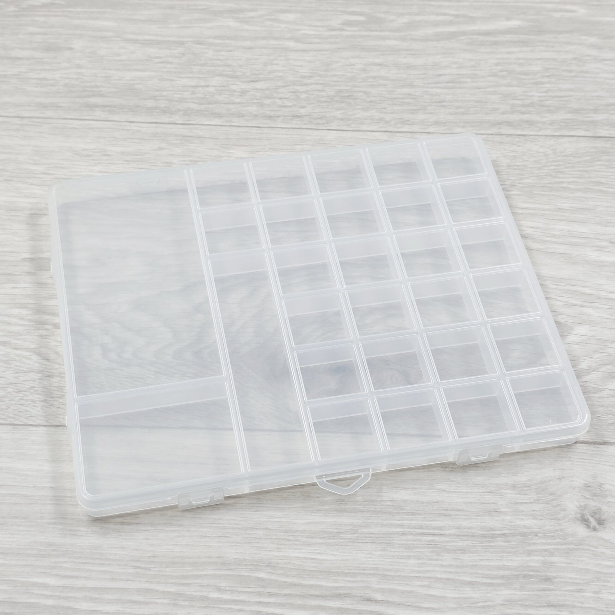 2026/04/1000755065-scaled.jpg CAJA PLASTICA TRANSPARENTE 23 DIVISIONES 23 x 19 x 1.7 CM (EMC 9-10) - Imagen 1