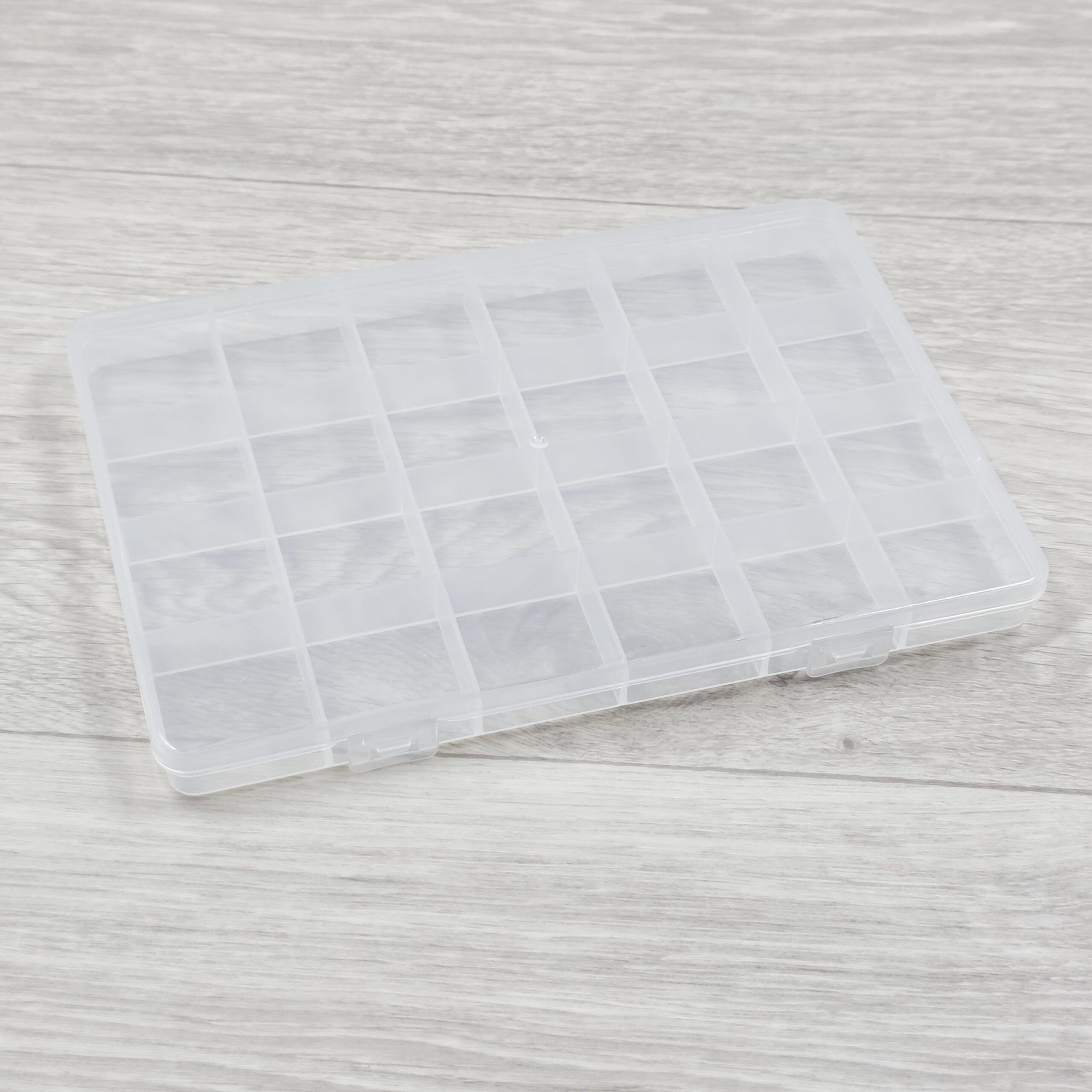 2026/04/1000755078-scaled.jpg CAJA PLASTICA TRANSPARENTE 24 DIVISORIOS 20x 14.5 x 1.5 CM ( EMC 9-11) - Imagen 1