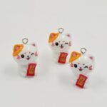 DIJE GATITO RESINA CON GANCHO FRASE BUENA SUERTE 2.5*1.5MM X 12 UNIDADES (EMC 7-1)